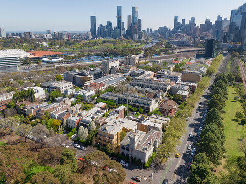 Aerial view of stately homes on an inner city block bordered by parkland and high rise buildings