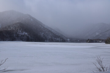 Fototapeta na wymiar 冬の湯ノ湖