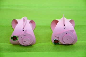 Zwei Glücksschweinchen aus Tonkarton