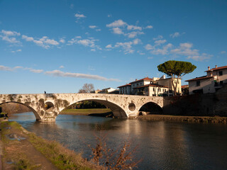 Naklejka premium Italia, Toscana, la città di Prato. Ponte sul fiume Bisenzio.