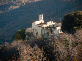 Italia, Toscana, la città di Prato. percorso lungo il fiume Bisenzio. Chiesa di San Leonardo al...