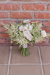 Fototapeta na wymiar Wedding bouquet of flowers placed on the ground