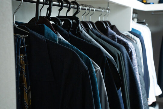 クローゼットで服を選ぶ日本人男性