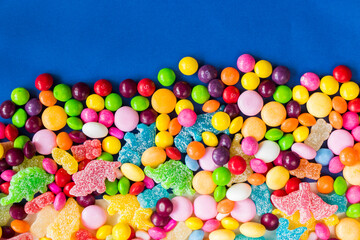 Fototapeta na wymiar candy on the table, colorful candy background