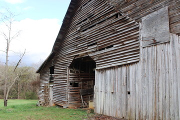 old wooden barn with basketball hoop © Chiara Sakuwa