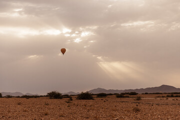 Montgolfière dans les rayons de soleil du désert