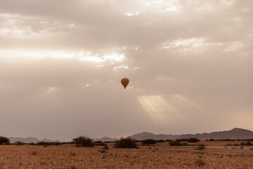 Montgolfière dans les rayons de soleil du désert