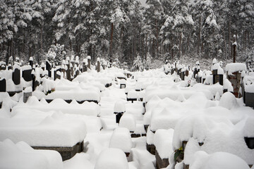 cmentarz zimą 