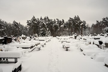 cmentarz zimą 