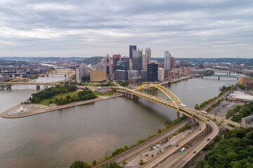 Fototapeta premium Fort Pitt Bridge in Pittsburgh, Pennsylvania. Monongahela river and Cityscape in Background