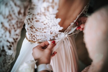 zakładanie sukni ślubnej