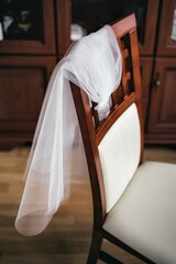 Welon ślubny biały na krześle - obrazy, fototapety, plakaty