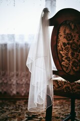 Welon ślubny biały na krześle - obrazy, fototapety, plakaty