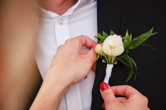 Wpinanie kwiatka panu młodemu