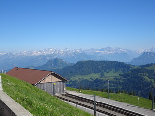 Eisenbahnschienen in den Bergen