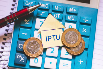 As iniciais IPTU referente a Imposto Predial e Territorial Urbano. Economia brasileira e finanças.