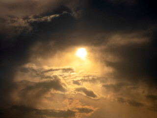 Fototapeta na wymiar raggio di sole tra le nuvole