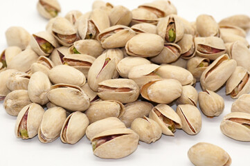 Pistazien freigestellt auf weißem Hintergrund