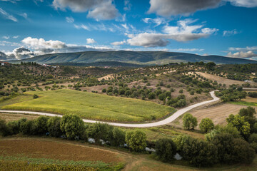 Leito de cheia do rio Almonda ( Torres Novas ) , Serra d' Aire ao fundo.