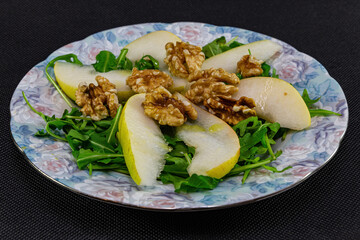 Salad with arugula and pears with walnuts