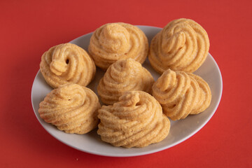 photo of several meringues that look like a spiral lying on a plate