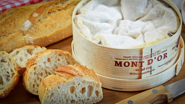 fromage Mont d'or fabriqu&eacute; par la fromagerie " L'&eacute;cho des for&ecirc;ts" en gros plan