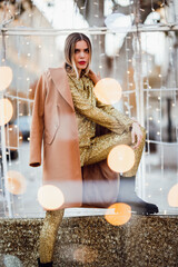 Mannequin  en hiver dans la ville pour les fêtes