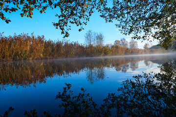 Fluss im am Morgen mit aufsteigendem Nebel