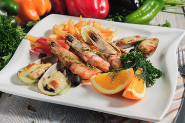 grilled shrimps with lemon and salad