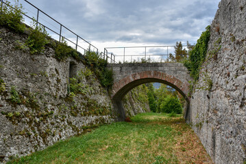 Osoppo, Festung, Bunker, Ruine, Friaul, Denkmal, Forte Osoppo, Gewölbe, Colle Napoleone, Baudenkmal, Julisch Venetien, Italien, Munitionsbunker, verfallen, unterirdisch, Gang, Front, Unterkunft, Ziege