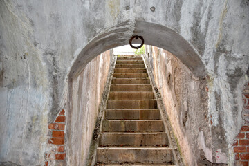 Osoppo, Festung, Bunker, Ruine, Friaul, Denkmal, Forte Osoppo, Gewölbe, Colle Napoleone, Baudenkmal, Julisch Venetien, Italien, Munitionsbunker, verfallen, unterirdisch, Gang, Front, Unterkunft, Ziege