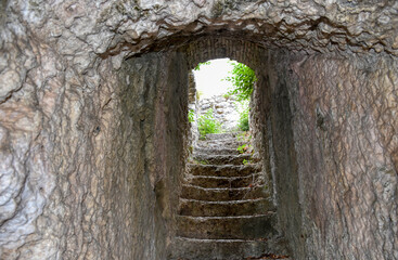 Osoppo, Festung, Bunker, Ruine, Friaul, Denkmal, Forte Osoppo, Gewölbe, Colle Napoleone, Baudenkmal, Julisch Venetien, Italien, Munitionsbunker, verfallen, unterirdisch, Gang, Front, Unterkunft, Ziege