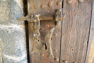 Detail of the closure of an old wooden door