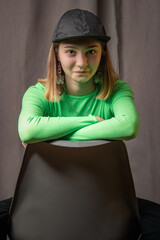 Naklejka premium Close-up portrait of a young beautiful girl in a black cap in a photo studio.