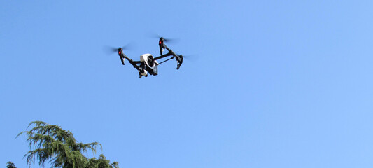 Drone che vola nel cielo azzurro