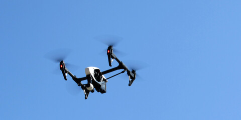 Drone che vola nel cielo azzurro