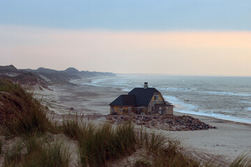 Verlassenes Haus am Strand von Gammel Skagen an der Nordsee, Dänemark.