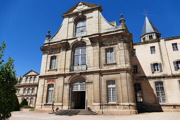 Fototapeta na wymiar L’entrée de l’abbaye Saint-Pierre et Saint-Paul de Cluny sur la façade est