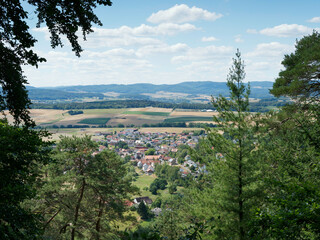 Fototapeta na wymiar Oberrosphe im Tal liegen in Hessen in der Wetschaft-Senke nördlich von Marburg. Blick vom Gipfel der Stirnhell in Burgwald