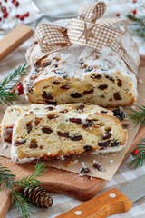 Weihnachtsbäckerei Stollen auf einem Holzbrett	