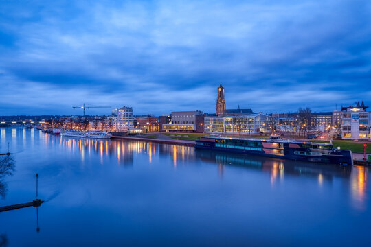 Blick auf den Nederrijn und die Skyline von Arnheim