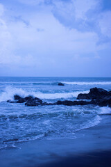 Fototapeta na wymiar Wellen auf Felsen in Canggu auf Bali