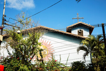 Fachada de uma igreja com paredes de cor azul. Cidade de turística de Embu das Artes, São Paulo, Brasil.  