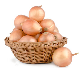 Obraz na płótnie Canvas Onions in a basket isolated on white background