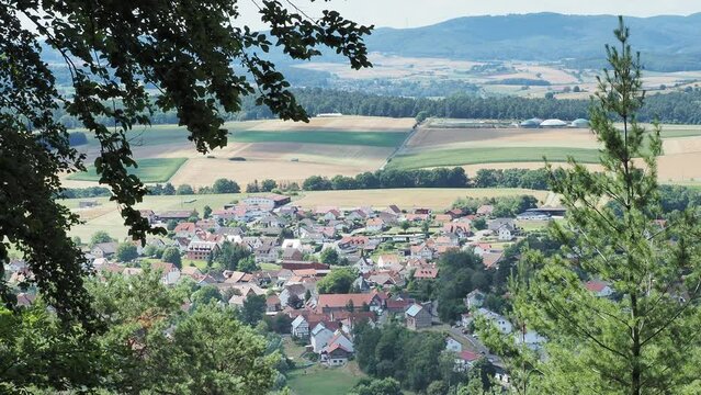 Burgwaldliege Stirnhelle-rundweg. Aussichtspunkte mit Blick &uuml;ber Oberrosphe in Hessen in der Wetschaft-Senke n&ouml;rdlich von Marburg