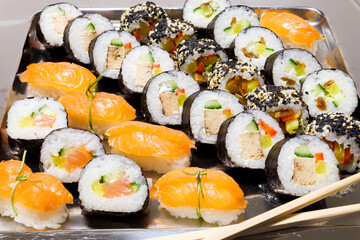 sushi warzywne vege z łososiem - obrazy, fototapety, plakaty