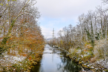 Münchenstein, Birs, Fluss, Birstal, Baselland, Arlesheim, Reinach, Wald, Waldweg, Auwald, Uferweg, Wanderweg, Renaturierung, Winter, Winterlandschaft, Winterspaziergang, Eis, Schnee, Basel, Schweiz 