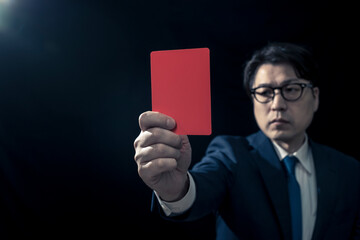 レッドカードを提示する男性ビジネスパーソン