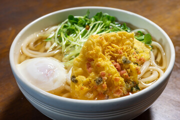 とても美味しい日本の一般家庭の天ぷらうどん