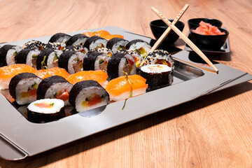 sushi z pałeczkami sezamem imbirem wasabi - obrazy, fototapety, plakaty